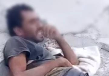 مقاتل ومعتقل سابق يجوب الشوارع فاقداً عقله منذ التحرير