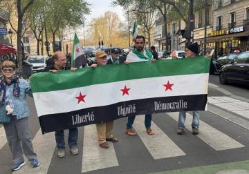 سوريون في باريس يحيون ذكرى الثورة بمسيرة في ساحة الجمهورية