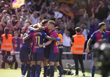 برشلونة يهزم ريال مدريد ويقترب من حصد لقب الدوري الإسباني