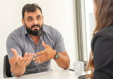 أحمد الأقرع.. شاب سوري من موظف في الرقة إلى مستشار لشؤون اللاجئين في ألمانيا