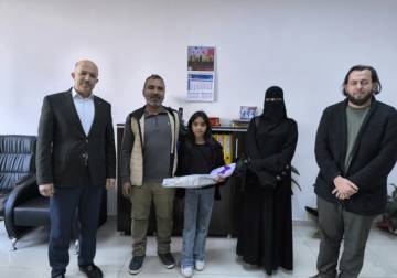 طفلة سورية تعثر على حقيبة أموال وتعيدها لأصحابها في تركيا