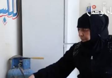 سورية مهجّرة تنشئ مشروعاً صغيراً لإعالة نفسها وطموحها أكبر (فيديو)