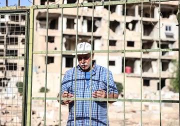 قبور مدمرة.. فلسطينيو مخيم اليرموك بدمشق يبحثون عن رائحة أحبتهم