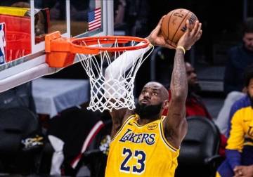 ليبرون جيميس أكبر لاعب يحقق ثلاثية مزدوجة في الدوري الأمريكي