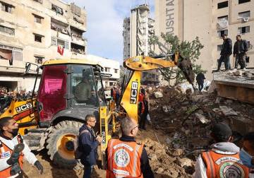 انتشال 30 جثمانا من عائلة فلسطينية تحت أنقاض منزل مدمر بغزة