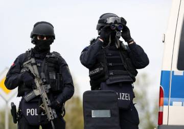 ألمانيا: دهم 50 عقاراً في ساكسونيا للاشتباه بتزوير هويات وتهريب أشخاص