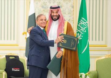 السعودية وباكستان توقعان اتفاقية دفاع استراتيجي مشترك