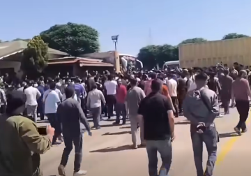 عمال شركة 
