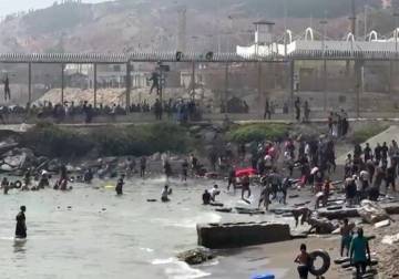المغرب يعلن تدفق نحو 40 ألف شخص إلى سبتة ووفاة 11