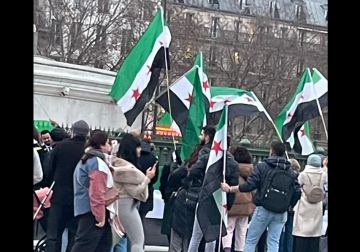 سوريون يحتفلون في ساحة الباستيل بباريس بذكرى سقوط نظام الأسد