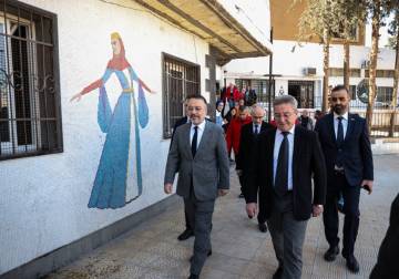 الهلال الأحمر التركي يوزع مساعدات غذائية في دمشق