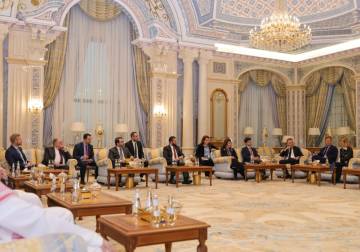 الشرع يبحث مع مستثمرين دوليين فرص التعاون خلال مؤتمر الاستثمار في الرياض