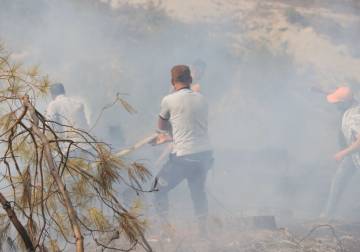 الدفاع المدني السوري يخمد 25 حريقاً في يوم واحد