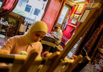 في حلب.. أب وابنته يرمّمان سجادا عمره قرون