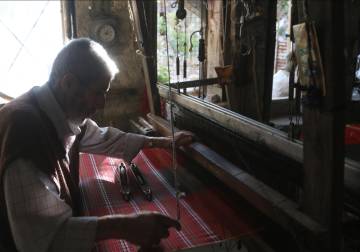 الحلبي محمد أزرق.. من أواخر حراس النسيج اليدوي المهدد بالاندثار