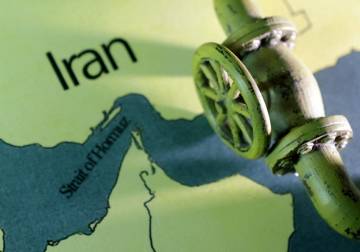 توقعات باستمرار ارتفاع النفط مع تزايد المخاطر في مضيق هرمز