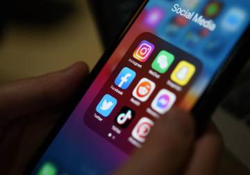 الإمارات تحدد سن استخدام وسائل التواصل الاجتماعي عند 15 عاما