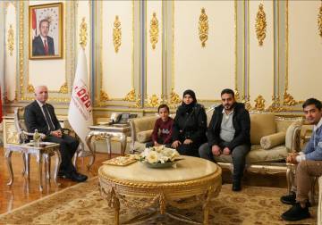 إسطنبول تكرم طفلا سوريا نظّم السير أمام سيارة إسعاف