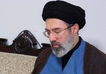 مجتبى خامنئي: يجب إبقاء مضيق هرمز مغلقا