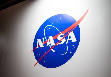 4 رواد فضاء يعودون للأرض بعد تعرض أحدهم لأزمة صحية