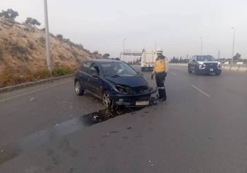 الدفاع المدني: وفاة رجلين وإصابة ثلاثة بحوادث مرورية 