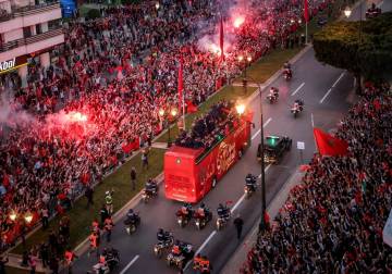 مئات الآلاف يستقبلون المنتخب المغربي بعد الإنجاز التاريخي بالمونديال