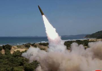 كوريا الشمالية تختبر صاروخي كروز بعيدي المدى وتلوح بتعزيز قوتها النووية