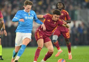 نابولي يحسم لقاء القمة أمام روما في الدوري الإيطالي