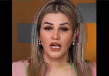 شبيحة تحاضر بالثورة على منصة ممنوعة في سوريا... ماذا يحدث؟ 