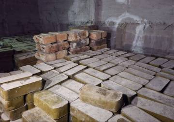 تفكيك متفجرات وضبط أسلحة لـ