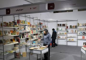 من الأرصفة إلى المعرض: اعتراف متأخر بمهنة الورّاقين