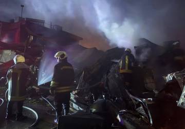 إخماد حريق مستودع في جبلة وإصابة 3 عناصر إطفاء بحالات اختناق