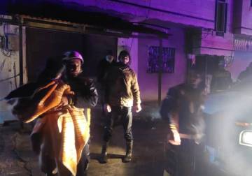 الدفاع المدني ينقذ 13 شخصاً حاصرتهم السيول في ريف حمص الغربي