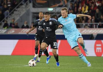 أستون فيلا الإنجليزي يقترب من نصف نهائي الدوري الأوروبي