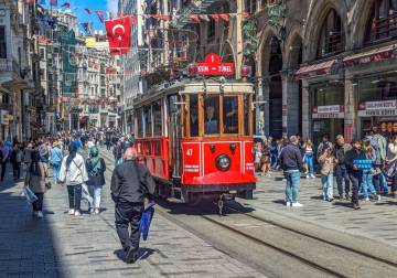 تركيا.. إيرادات السياحة تسجل أكثر من 65 مليار دولار في 2025