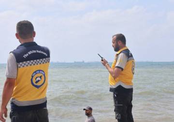 جهود مكثفة للبحث عن شاب مفقود غرقاً في شاطئ الأحلام بطرطوس وإنقاذ ثلاثة آخرين