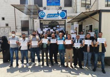 احتجاجات في إدلب ضد وفد IMC بقيادة وفاء صادق: اتهامات بفرض شخصيات موالية الأسد وتهديد بوقف الدعم الإنساني