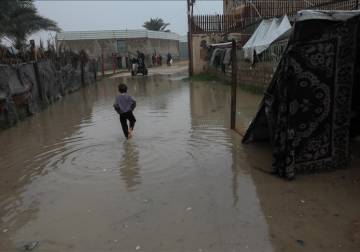 حكومة غزة: 12 ضحية جراء المنخفض وانهيار 13 مبنى وتضرر 27 ألف خيمة