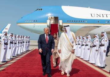 أمير قطر يستقبل ترامب بالدوحة
