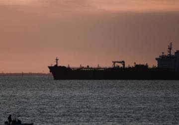 هجوم على ناقلة كويتية في مرسى دبي يشعل النار فيها ويرفع أسعار النفط