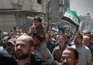 تجمع أهالي حي التضامن فرحاً بالقبض على أمجد يوسف