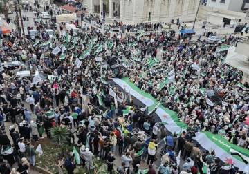 جبلة تحتفي بعيد التحرير.. مسير جماهيري وقناديل مضيئة تجمع السوريين على وحدة الوطن