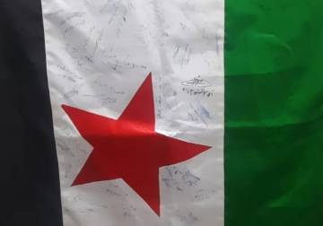 من تونس إلى الرقة: رحلة أول علم مرفوع في الثورة
