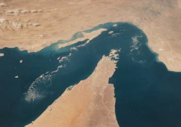 اندلاع حريق بسفينة حاويات أثناء عبورها مضيق هرمز