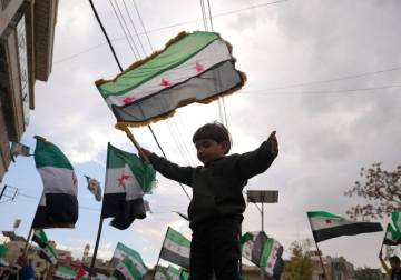 سوريا تحتفل بالذكرى الأولى لتحرير البلاد بعروض عسكرية وحشود شعبية