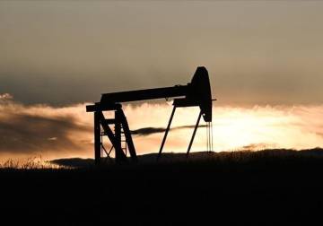 النفط يهبط أكثر من 11% بعد إعلان إيران فتح مضيق هرمز