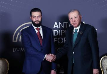 الشرع وأردوغان يبحثان تعزيز العلاقات الثنائية على هامش منتدى أنطاليا