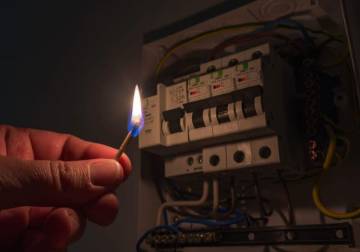 فاتورة كهرباء تقديرية تُعاقب العائدين والمشتركين الجدد في سوريا