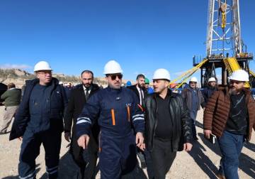 بخبرات وطنية.. الشركة السورية للبترول تبدأ حفر أول بئر استكشافية للغاز في 