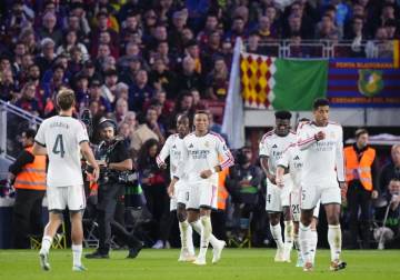 ريال مدريد يهزم برشلونة ويشعل صراع صدارة الدوري الإسباني